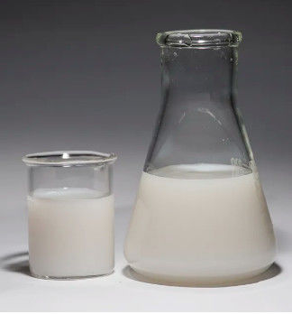 Copolymère de chlorure d'ammonium acrylamide/acryloyloxyéthyl triméthyle et paraffine liquide et C11-15 Pareth-7