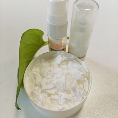 68936-95-8 Blanc à jaunâtre Flocons solides de méthyle de glucose de sesquistearate émulsifiant Dérivé naturel de glucose