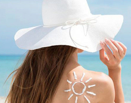 Cas 6197-30-4 Fluide de filtre UV à l'octocrylène protège la peau du vieillissement prématuré utilisé dans les produits de soins solaires