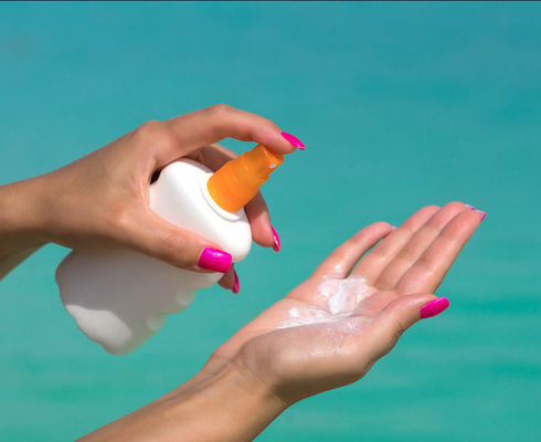 L'acryléne Cas 6197-30-4 est un absorbeur UVB soluble dans l'huile qui a d'excellentes propriétés imperméables pour les produits de protection solaire.