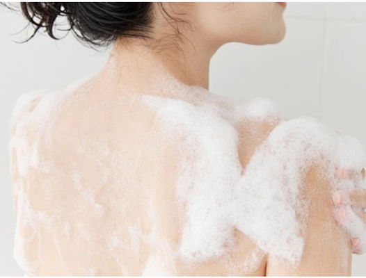 Chlorure de hydroxypropyltrimonium dans le shampooing de gomme naturelle de guar
