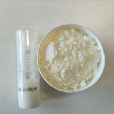 Les substances tensioactives cationiques, blanches à jaunâtres, sont utilisées pour le rinçage des cheveux.