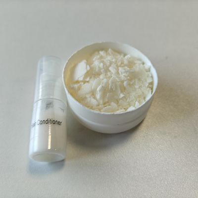 Émulsifiant cationique supérieur CAS 7651-02-7 Stéaramidopropyl diméthylamine pour les produits de coiffure