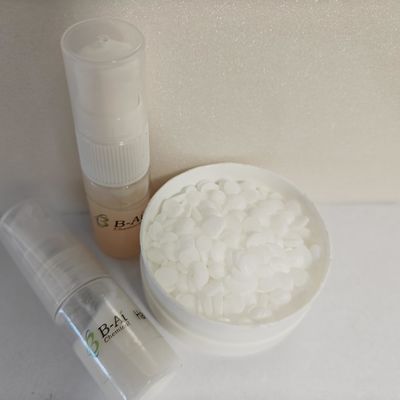 Surfactant cationique stable et alcalin sous forme solide blanche à jaunâtre pour le stockage à température ambiante